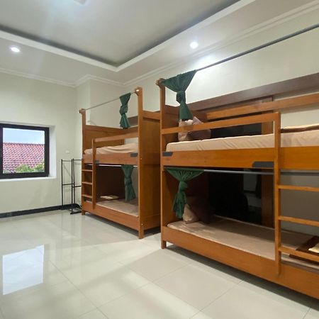 Zzz Hostel Malang Exterior photo