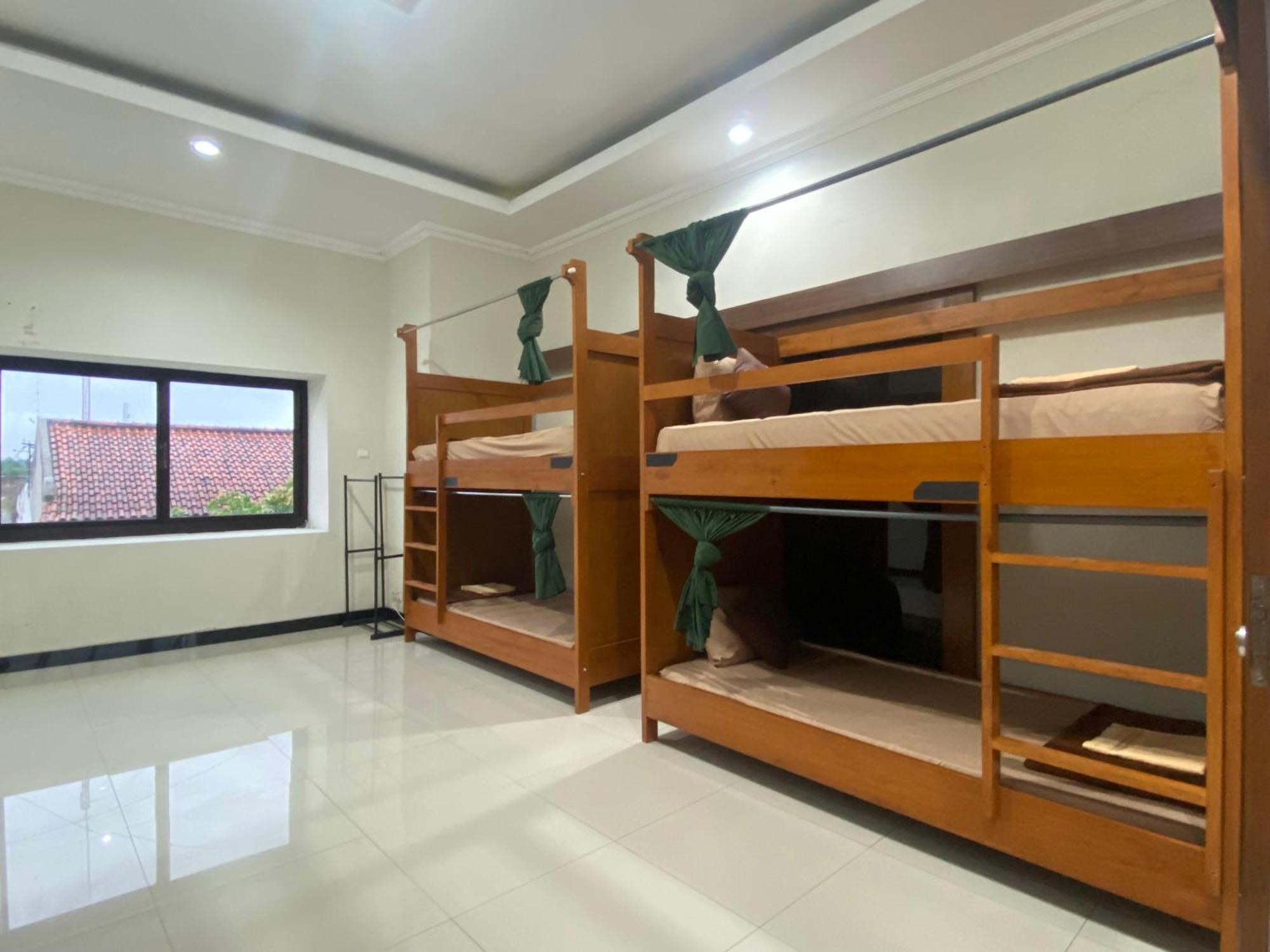 Zzz Hostel Malang Exterior photo