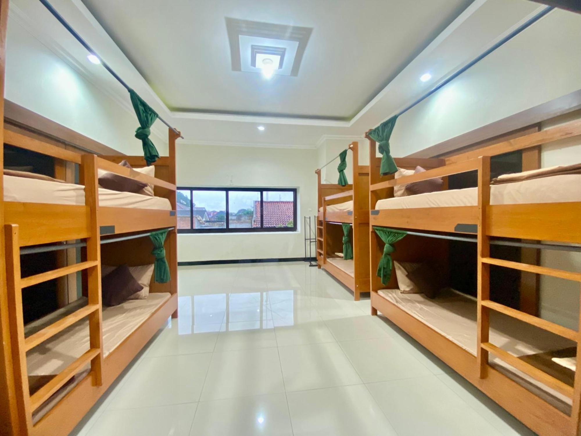 Zzz Hostel Malang Exterior photo