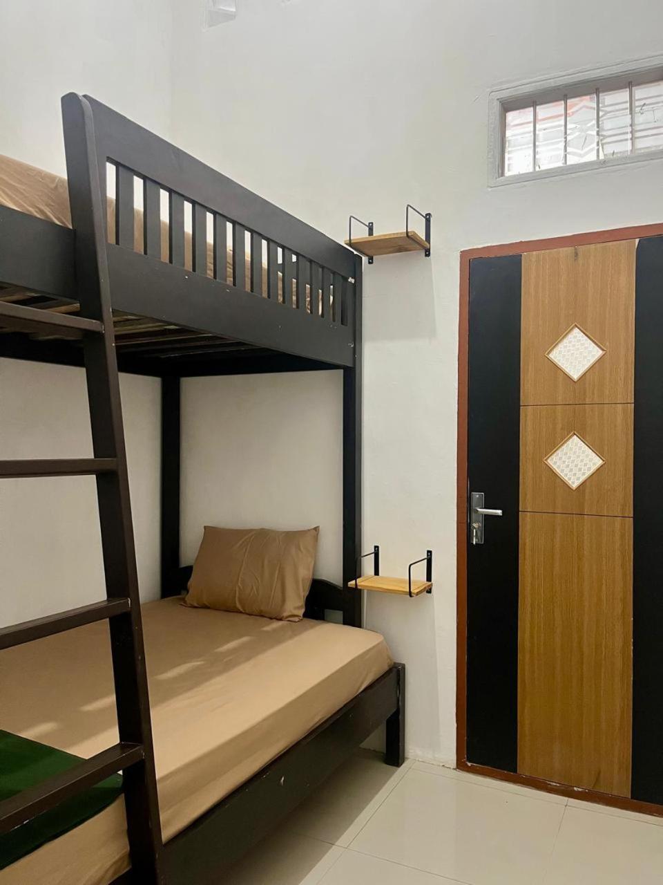 Zzz Hostel Malang Exterior photo